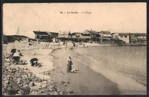 AK Le Perélo, La Plage avec des promeneurs et maisons en arrière-plan