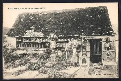 AK Noyal-Pontivy, Ossuaire historique avec décorations funéraires