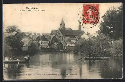 AK Malestroit, La Digue avec bateaux sur la rivière et vue de l`église