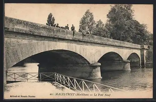 AK Malestroit, Le Pont Neuf sur la rivière avec des passants et arbres en arrière-plan