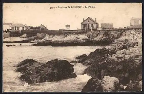 AK Le Perelo, vue sur la côte rocheuse et maisons en arrière-plan