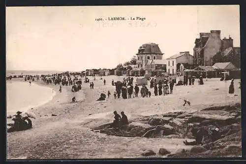 AK Larmor, La Plage animée avec des promeneurs et des villas en bord de mer