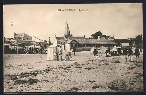 AK Larmor, La Plage avec tentes et promeneurs en bord de mer