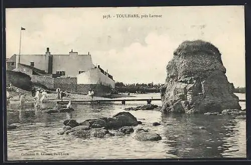 AK Toulhars, Baignade et rochers près de la côte