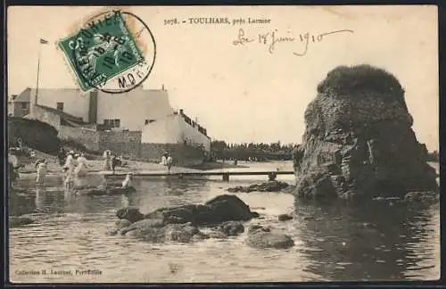 AK Toulhars, près Larmor, Baigneurs et rochers sur la plage