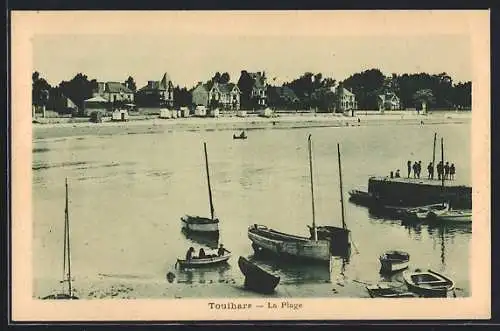 AK Toulhars, La Plage avec bateaux et village en arrière-plan