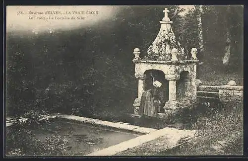 AK La Vraie-Croix, Le Lavoir, La Fontaine du Saint