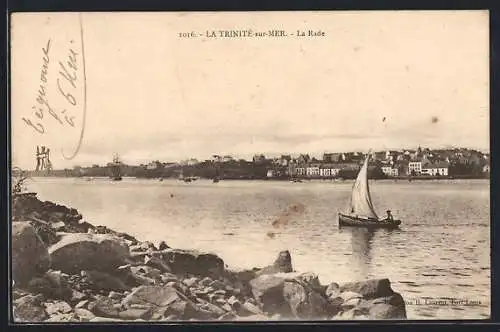 AK La Trinité-sur-Mer, La Rade avec voilier et vue sur la ville