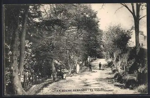 AK La Roche-Bernard, Promenade à La Garenne avec arbres et passants