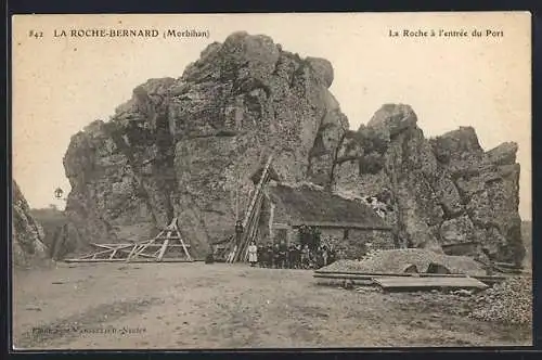 AK La Roche-Bernard, La Roche à l`entrée du Port