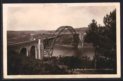 AK La Roche-Bernard, Le pont suspendu sur la rivière