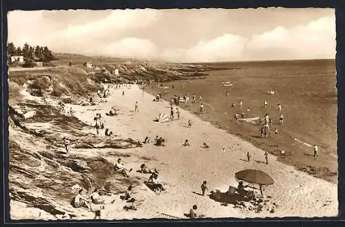 AK Saint-Gildas-de-Rhuys, Plage de Kerfagot animée avec baigneurs et parasols