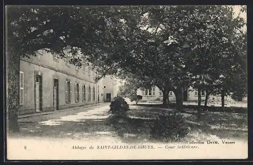 AK Saint-Gildas-de-Rhuys, Cour intérieure de l`abbaye