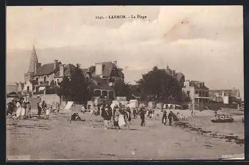 AK Larmor, La Plage animée avec baigneurs et maisons en arrière-plan