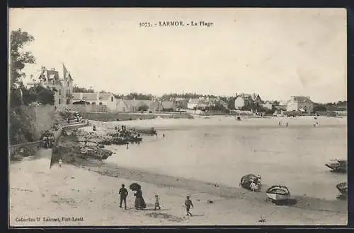 AK Larmor, La Plage animée avec baigneurs et promeneurs au bord de la mer