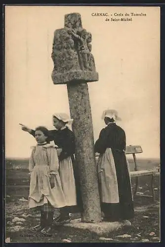 AK Carnac, Croix du Tumulus de Saint-Michel avec personnages en costumes traditionnels