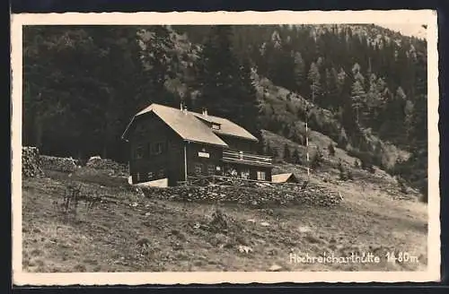 AK Hochreicharthütte, Ortspartie mit Berghütte