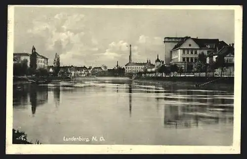 AK Lundenburg, Flusspartie mit Blick zum Ort