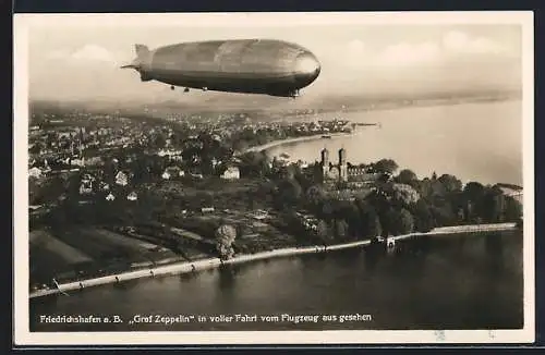 AK Friedrichshafen a. B., Fliegeraufnahme vom Graf Zeppelin in voller Fahrt