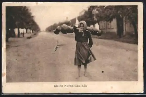 AK Kleine Kürbishändlerin trägt die Früchte auf der Schulter