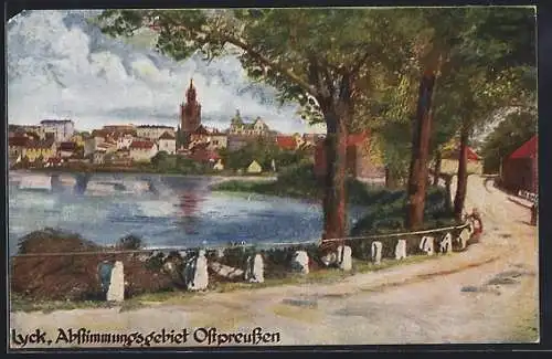 Künstler-AK Lyck, Promenade am Flussufer mit Blick zum Ort