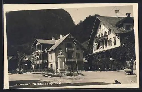 AK Traunkirchen, Ortspartie mit Hotel Post