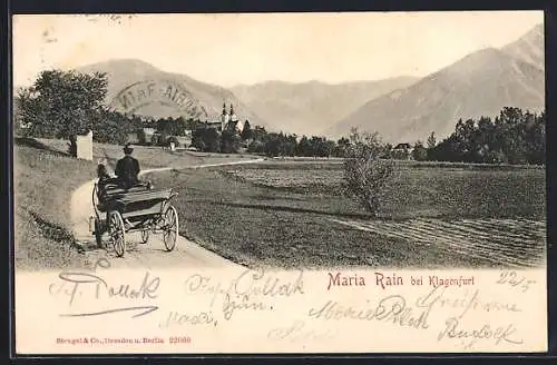 AK Maria Rain bei Klagenfurt, Landstrasse mit Kutsche und Blick auf den Ort