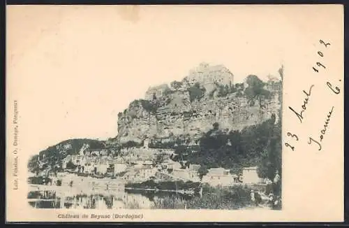 AK Beynac, Vue du Château surplombant le village et la rivière en Dordogne