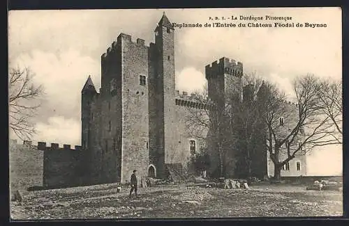 AK Beynac, Esplanade de l`Entrée du Château Féodal