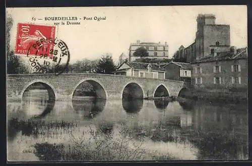 AK Bourdeilles, Pont Ogival sur la Dronne et bâtiments historiques en arrière-plan