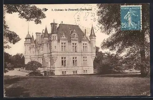 AK Fournil, Château, Vue du château entouré d`arbres dans la Dordogne