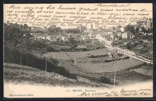 AK Belvès, Panorama du village avec champs et collines environnantes