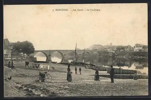 AK Bergerac, Les Quais, Le Faubourg avec pont et berges animées