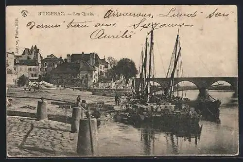 AK Bergerac, Les Quais et le pont avec bateaux amarrés