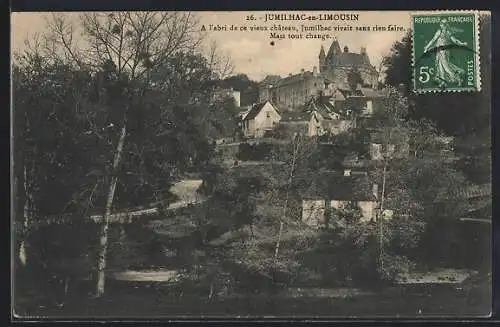 AK Jumilhac-en-Limousin, Vue du château et du village pittoresque en automne