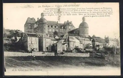 AK Hautefort, Château historique dans l`arrondissement de Périgueux, vue d`ensemble des bâtiments du village