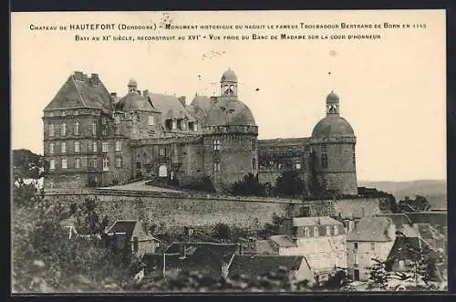 AK Hautefort, Monument historique du Château de Hautefort vu du Banc de Madame sur la cour d`honneur