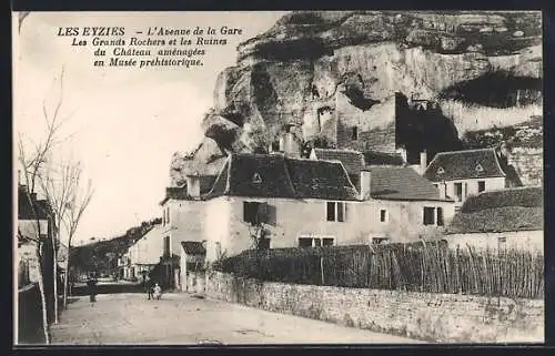 AK Les Eyzies, L`Avenue de la Gare et les ruines du château aménagées en musée préhistorique