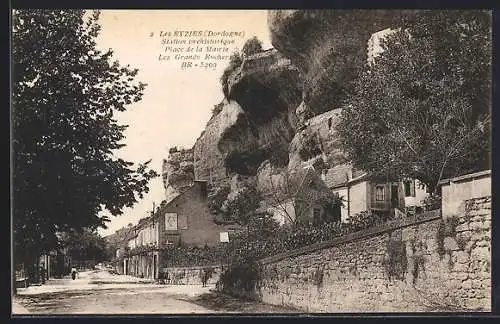 AK Les Eyzies, Station préhistorique, Place de la Mairie, Les Grands Rochers