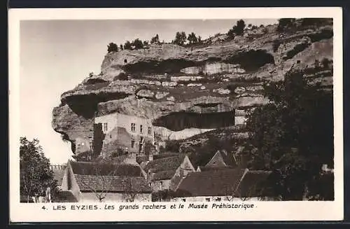 AK Les Eyzies, Les grands rochers et le Musée Préhistorique