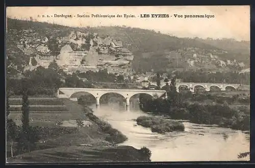 AK Les Eyzies, Vue panoramique de la station préhistorique et du pont sur la rivière Dordogne