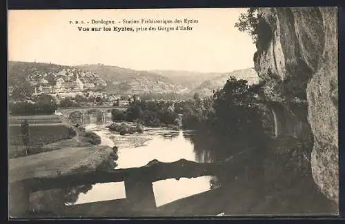 AK Les Eyzies, Vue sur les Eyzies prise des Gorges d`Enfer