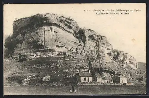 AK Les Eyzies, Rocher de Font de Gaume et maisonnettes au pied de la falaise