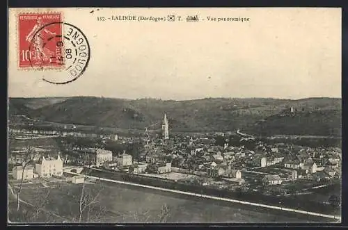 AK Lalinde, Vue panoramique du village et des collines environnantes