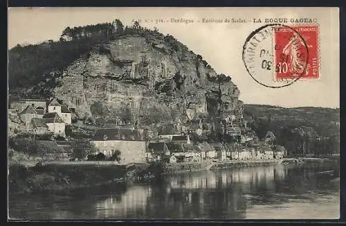 AK La Roque-Gageac, Village pittoresque au bord de la Dordogne avec falaise imposante