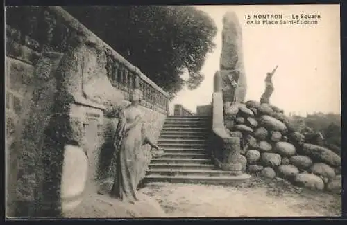 AK Nontron, Le Square de la Place Saint-Étienne avec statues et escaliers