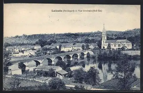 AK Lalinde, Vue générale vers le sud-est avec église et pont sur la rivière