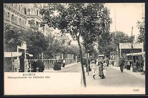 AK Ahlbeck / Ostseebad, Dünenpromenade am Ahlbecker Hof, Kinder, Frauen und Männer mit Hüten