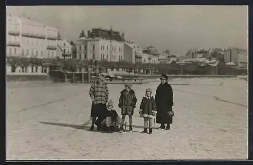 Foto-AK Gmunden, Mutter und Grossmutter mit den drei Kindern und Schlitten im Schnee