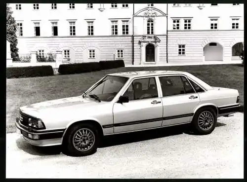 Fotografie Auto Audi 200, Limousine auf einem Schlosshof, Werkfoto